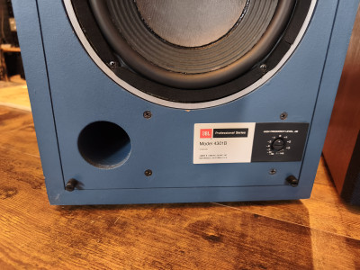 JBL 4301b